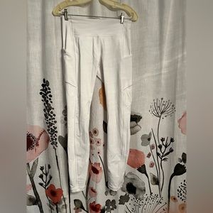 Lululemon Athletica White Leggings/Paints size 6